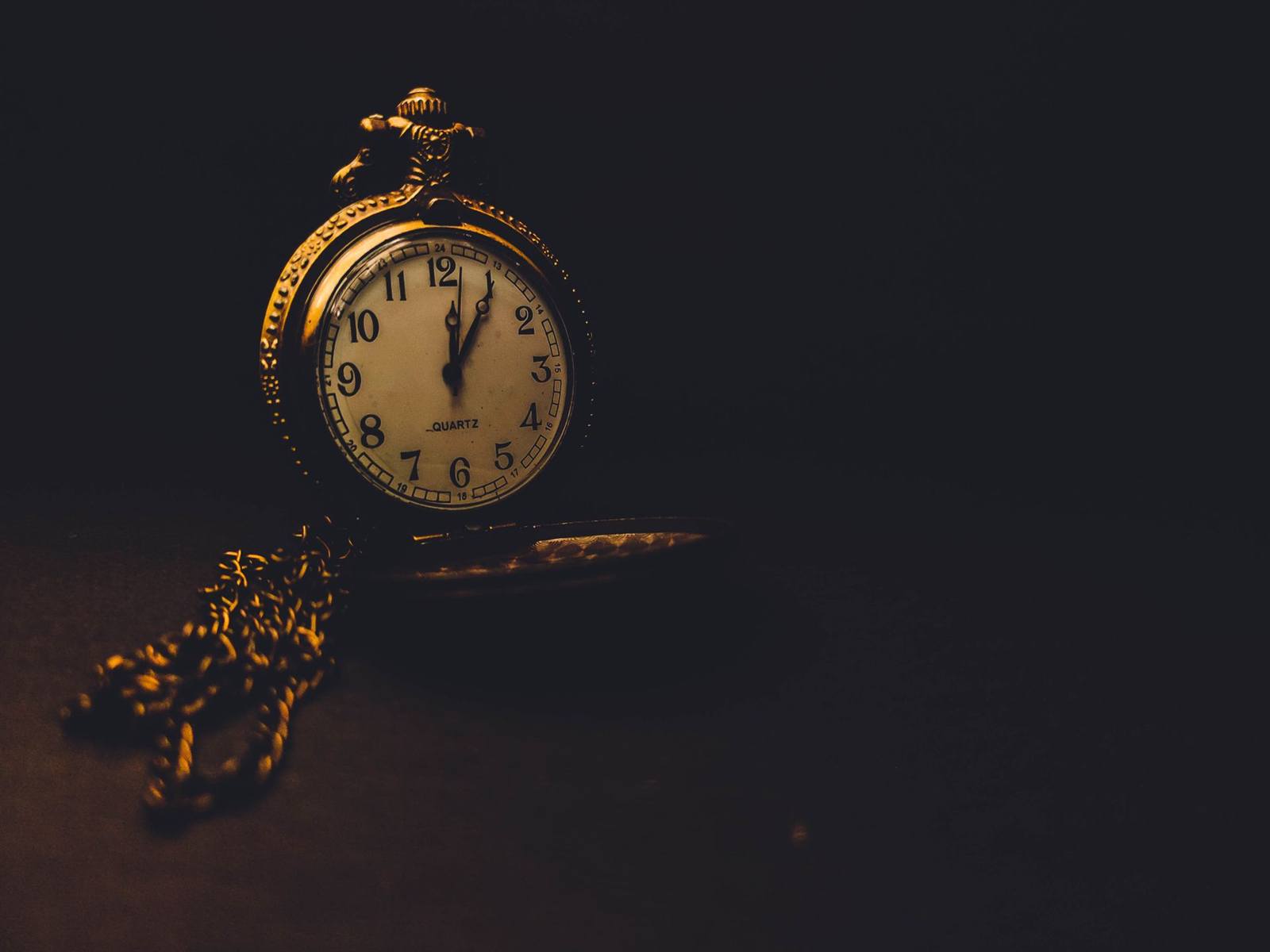 Vieille horloge dorée sur fond sombre : le temps volé du Grand Musée